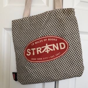 Strand bookstore canvas tote with books 本 in mandarin